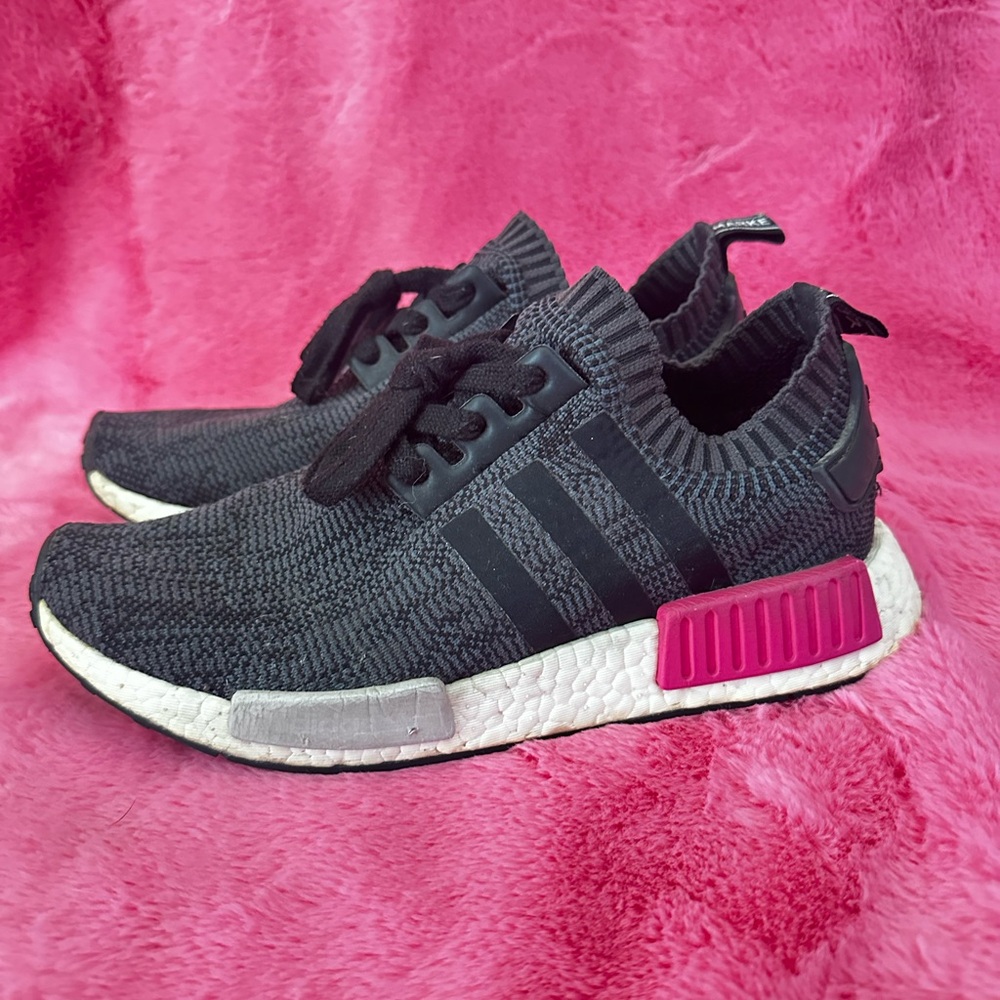 ‼️MOVING SALE‼️ ADIDAS NMD R1 PRIMEKNIT WOMENS SIZE 7.5
Core Black/ Shock Pink